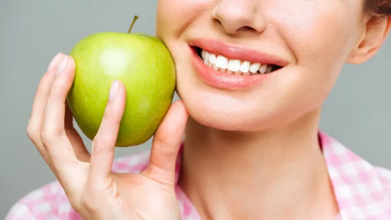 8 Vitaminas esenciales para encías y dientes saludables